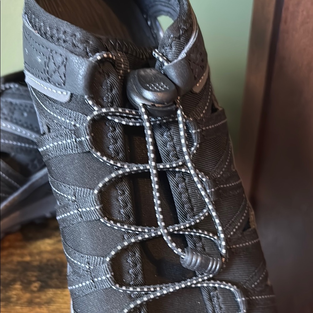 Eddie Bauer Black and Gray Men's Sandals - Picture 2 of 3
